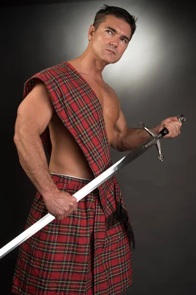 Sexig Highlander Höjer Sitt Svärd — Stockfoto