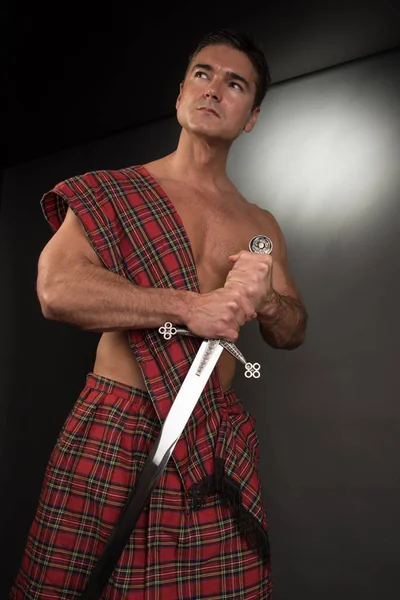 Sexy Highlander Raises His Sword — Stock Photo, Image