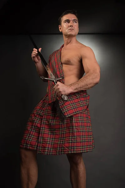 Sexy Highlander Podnosi Miecz — Zdjęcie stockowe