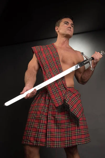 Der Sexy Highlander Hebt Sein Schwert — Stockfoto