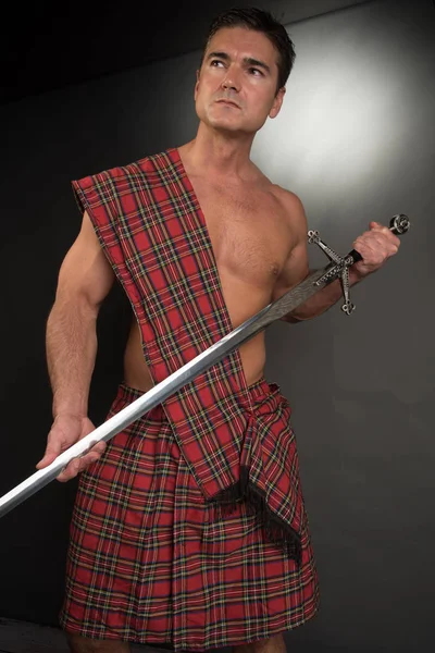 Sexy Highlander Vyvolává Meč — Stock fotografie