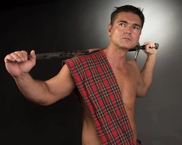 Der Sexy Highlander Hebt Sein Schwert — Stockfoto