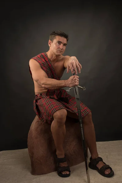 Der Sexy Highlander Posiert Für Die Kamera — Stockfoto