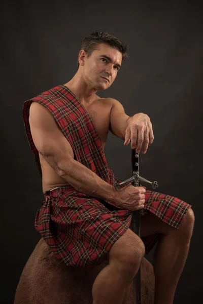 Der Sexy Highlander Posiert Für Die Kamera — Stockfoto