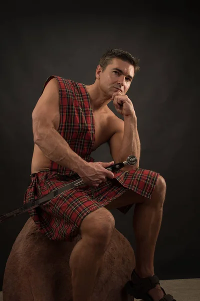 Der Sexy Highlander Posiert Für Die Kamera — Stockfoto