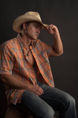 Yakışıklı çiftlik sahibi kamera için poz veriyor..