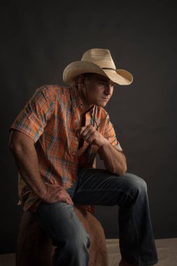 Yakışıklı çiftlik sahibi kamera için poz veriyor..