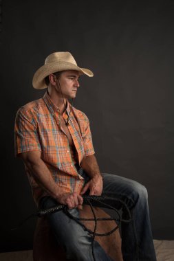 Yakışıklı çiftlik sahibi kamera için poz veriyor..