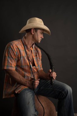 Yakışıklı çiftlik sahibi kamera için poz veriyor..