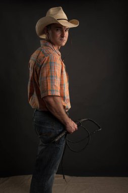 Yakışıklı çiftlik sahibi kamera için poz veriyor..