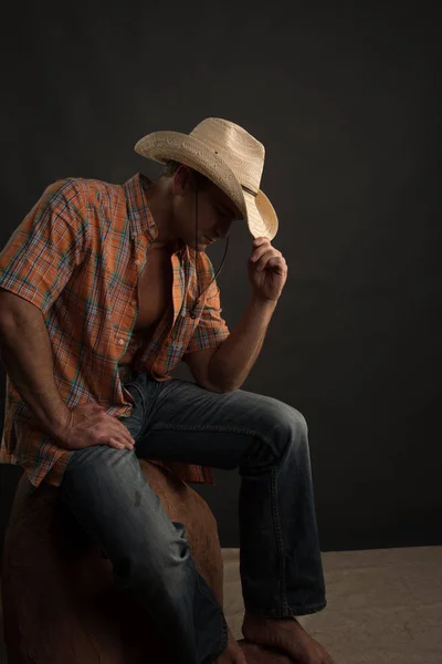 Der Gutaussehende Rancher Posiert Für Die Kamera — Stockfoto