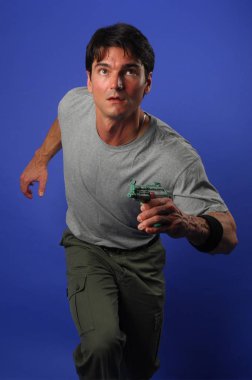 Seksi adam kamera için poz veriyor..