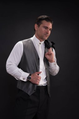 Seksi adam kamera için poz veriyor..