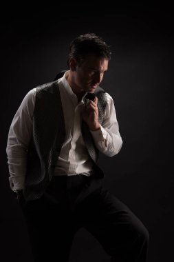 Seksi adam kamera için poz veriyor..