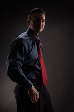 Seksi adam kamera için poz veriyor..