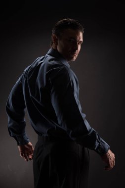 Sıcak adam kamera için poz veriyor..