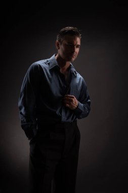 Sıcak adam kamera için poz veriyor..