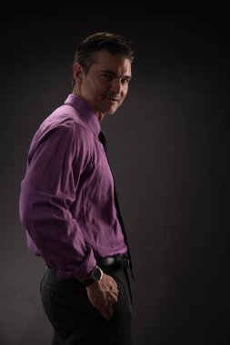 Seksi adam kamera için poz veriyor..