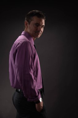 Seksi adam kamera için poz veriyor..