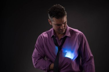 Seksi adam kamera için poz veriyor..