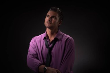 Seksi adam kamera için poz veriyor..