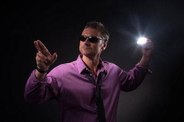 Seksi adam kamera için poz veriyor..