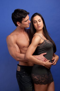 Seksi çift birlikte kamera için poz.