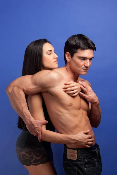 Sexy Pár Představují Spolu Objetí — Stock fotografie