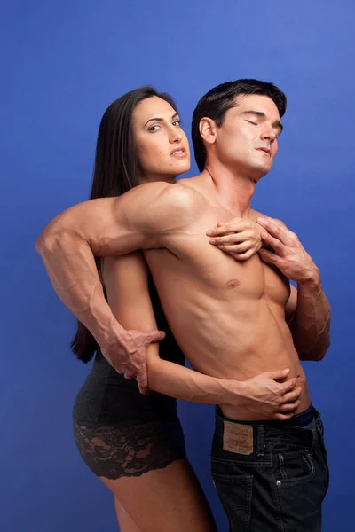 Sexy Pár Představují Spolu Objetí — Stock fotografie