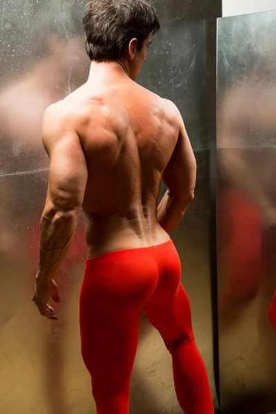 Bărbatul Sexy Își Flexează Mușchii — Fotografie, imagine de stoc
