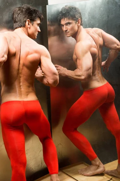 Homem Sexy Flexiona Seus Músculos — Fotografia de Stock