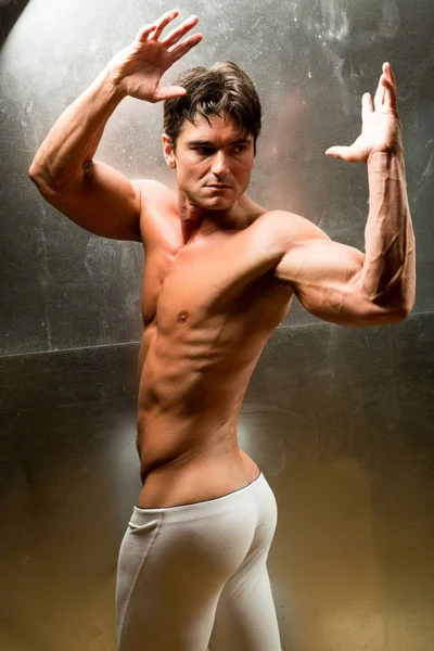 Homem Sexy Flexiona Seus Músculos — Fotografia de Stock