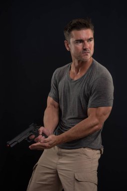 Seksi adam kamera için poz veriyor..