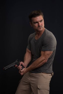 Seksi adam kamera için poz veriyor..