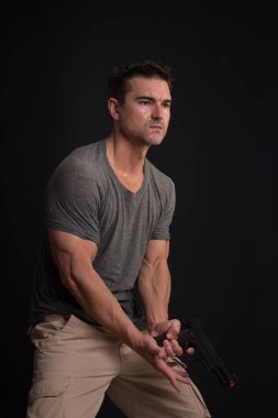 Seksi adam kamera için poz veriyor..