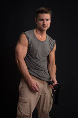 Seksi adam kamera için poz veriyor..