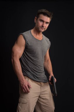 sıcak asker kamera için poz.