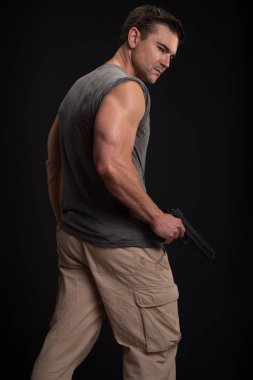 sıcak asker kamera için poz.