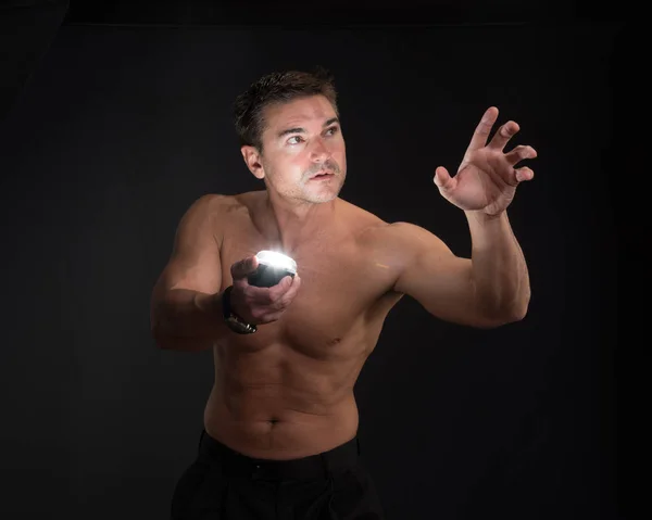 性感的魔术师为相机摆姿势 — 图库照片