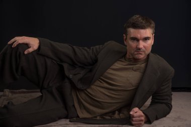 Seksi adam kamera için poz.