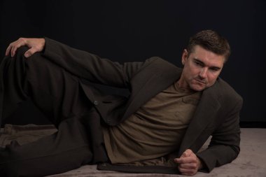 Seksi adam kamera için poz.