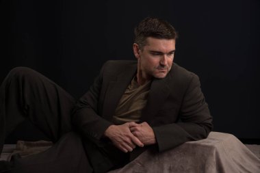 Seksi adam kamera için poz.