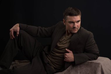 Seksi adam kamera için poz.