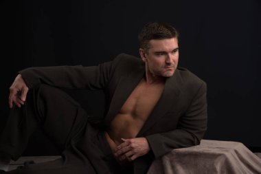 Seksi adam kamera için poz.