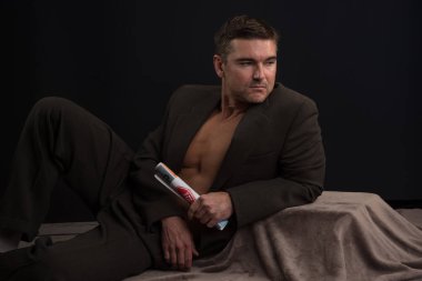 Yakışıklı adam kamera için poz veriyor..