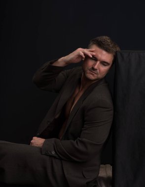 Yakışıklı adam kamera için poz veriyor..