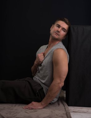 Yakışıklı adam kamera için poz veriyor..