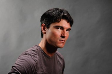 Seksi adam portre için poz.