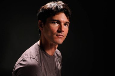 Seksi adam portre için poz.