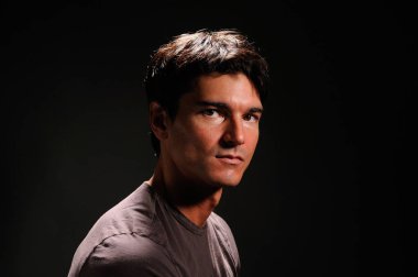 Seksi adam portre için poz.